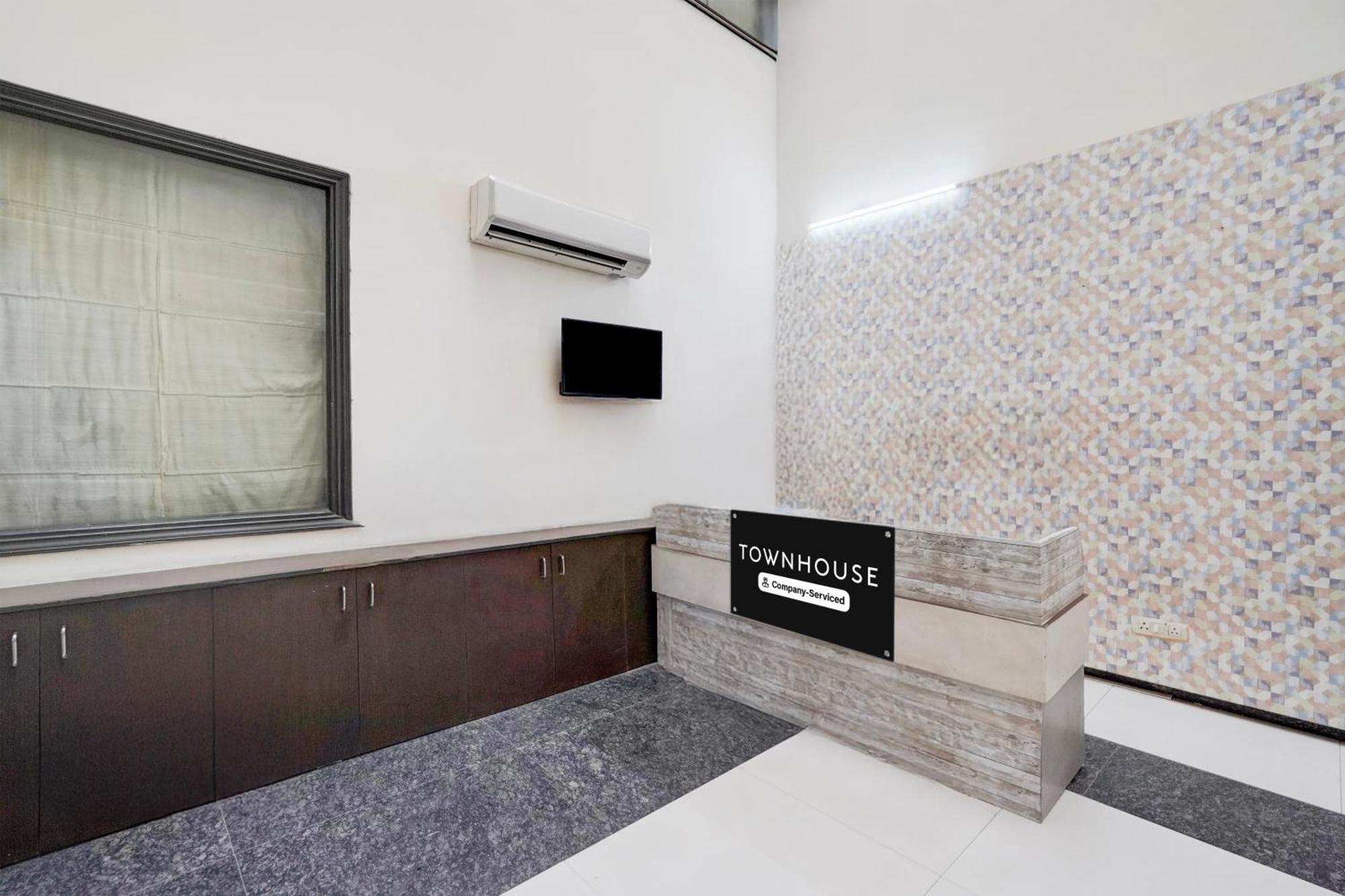 Hotel Super Townhouse Sector 51 Noida Near Metro Station Exterior foto